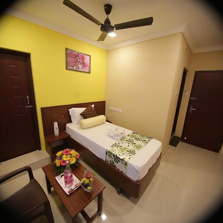 Mirage Residency Hotell Kochi Exteriör bild