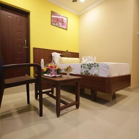 Mirage Residency Hotell Kochi Exteriör bild